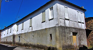 Large stone farmhouse with courtyard & two plots in A Pobra do Brollon
