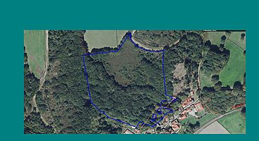 Beautiful plot of land measuring 3 hectares with two stone buildings