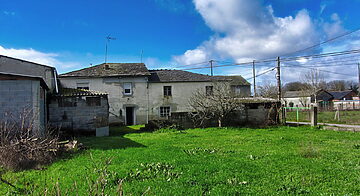 Ländlich gelegenes Bauernhaus mit Nebengebäuden und Grundstück