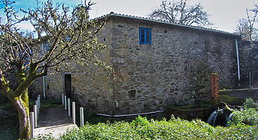 Rustic stone-built house to renovate with covered porch and land in Panton