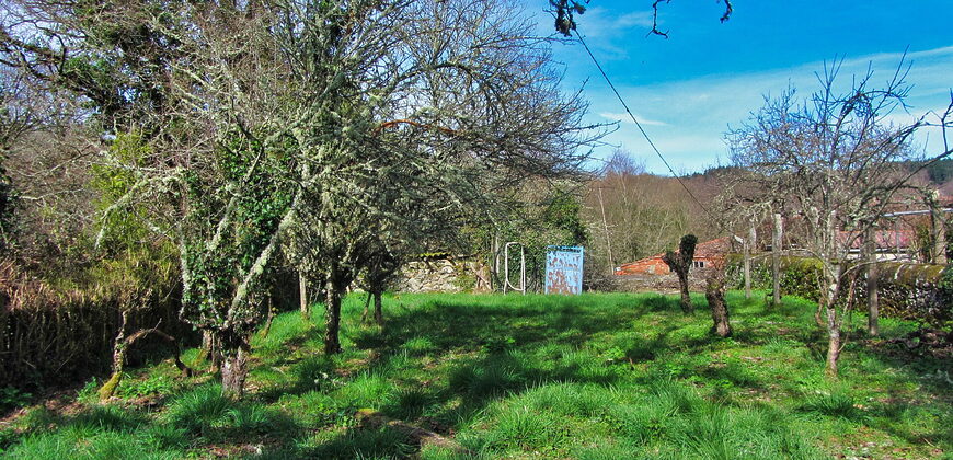 Rustic stone-built house to renovate with covered porch and land in Panton