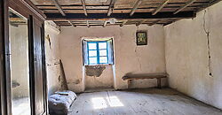 Rustic stone-built house to renovate with covered porch and land in Panton Rustic stone-built house to renovate with covered porch and land in Panton