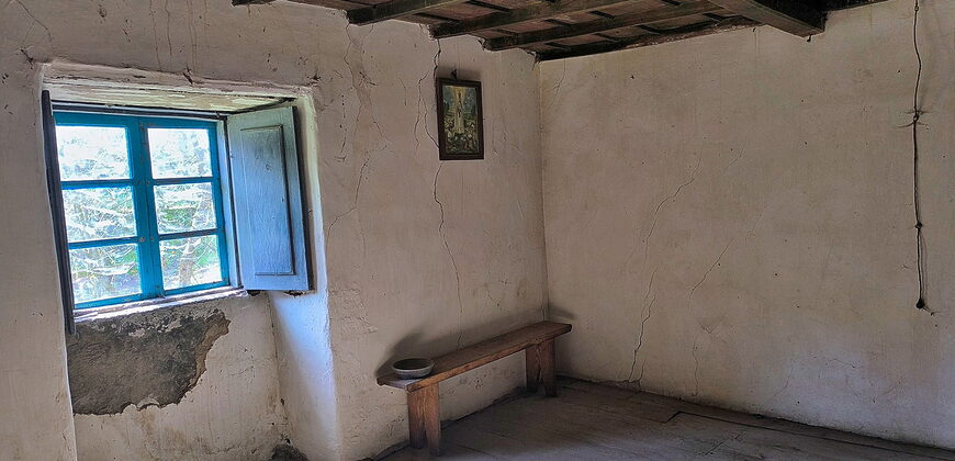 Rustic stone-built house to renovate with covered porch and land in Panton