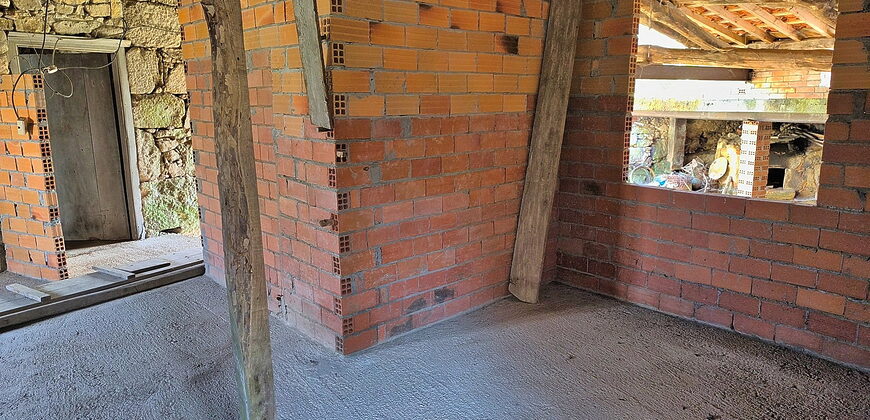 Rustic stone-built house to renovate with covered porch and land in Panton