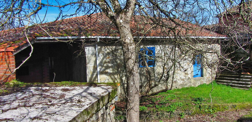 Rustic stone-built house to renovate with covered porch and land in Panton