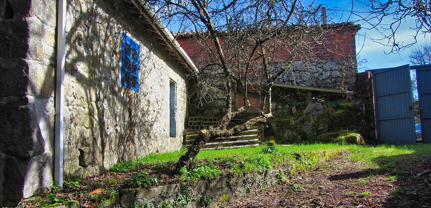 Rustic stone-built house to renovate with covered porch and land in Panton