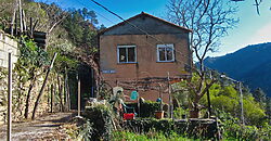Casita rural con jardín ubicada en el cañón del río Sil