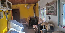 Casita rural con jardín ubicada en el cañón del río Sil