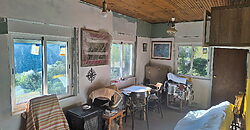 Casita rural con jardín ubicada en el cañón del río Sil