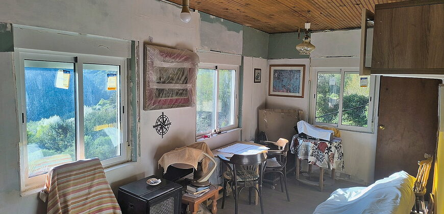 Casita rural con jardín ubicada en el cañón del río Sil