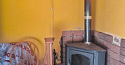 Casita rural con jardín ubicada en el cañón del río Sil