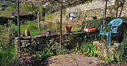 Casita rural con jardín ubicada en el cañón del río Sil
