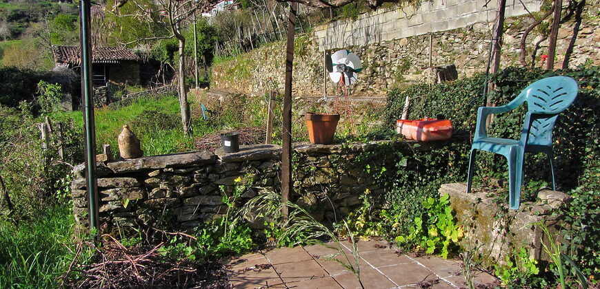 Casita rural con jardín ubicada en el cañón del río Sil