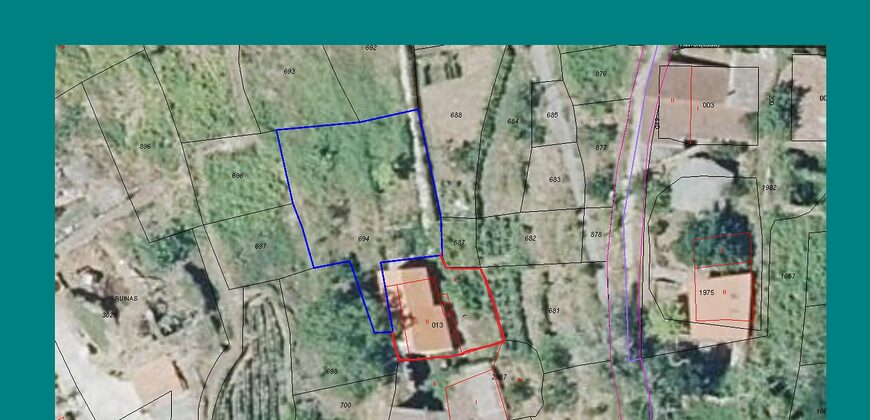 Casita rural con jardín ubicada en el cañón del río Sil