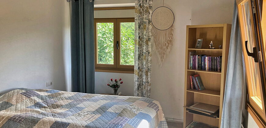 Pand met huizen en grond, ideaal voor het houden van paarden