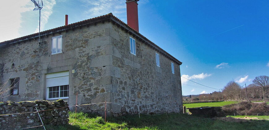 Beautiful stone-built Country House with 9 hectares of land in Antas de Ulla