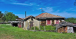 Hermosa casa tradicional de piedra a rehabilitar con anexos y amplia finca