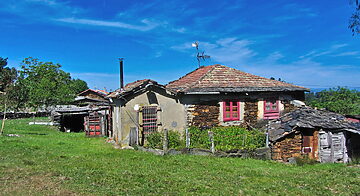 Charaktervolles traditionelles Natursteinhaus mit Nebengebäuden und Grundstück