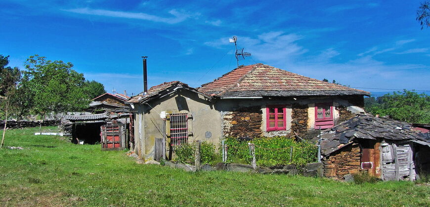 Hermosa casa tradicional de piedra a rehabilitar con anexos y amplia finca