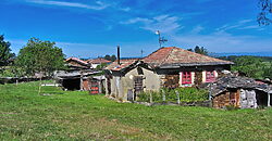 Hermosa casa tradicional de piedra a rehabilitar con anexos y amplia finca