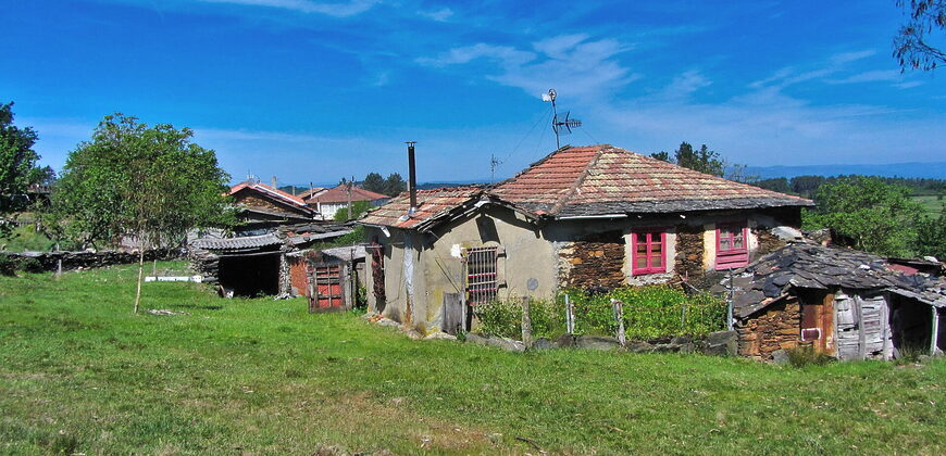 Hermosa casa tradicional de piedra a rehabilitar con anexos y amplia finca