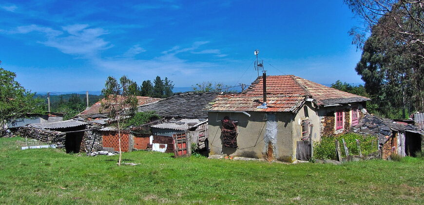 Hermosa casa tradicional de piedra a rehabilitar con anexos y amplia finca