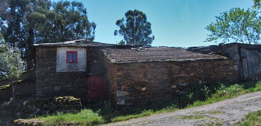 Hermosa casa tradicional de piedra a rehabilitar con anexos y amplia finca