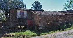 Hermosa casa tradicional de piedra a rehabilitar con anexos y amplia finca