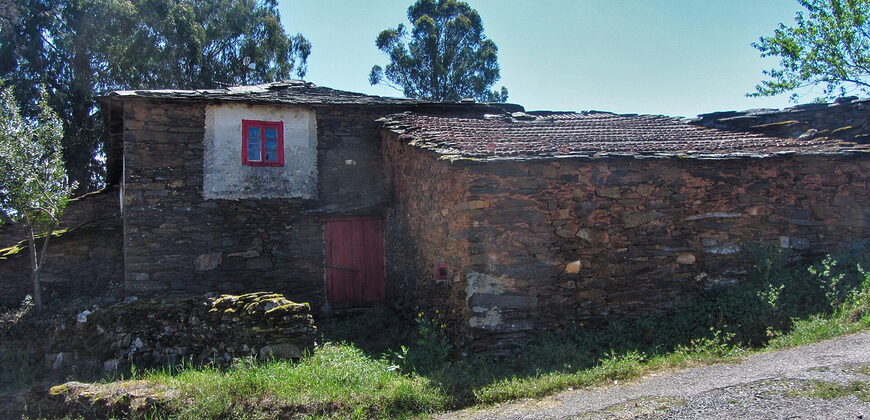 Hermosa casa tradicional de piedra a rehabilitar con anexos y amplia finca