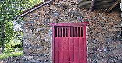 Hermosa casa tradicional de piedra a rehabilitar con anexos y amplia finca