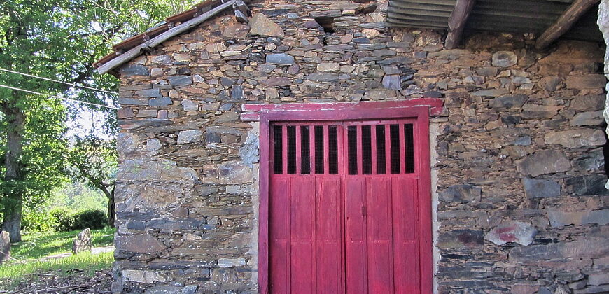 Hermosa casa tradicional de piedra a rehabilitar con anexos y amplia finca