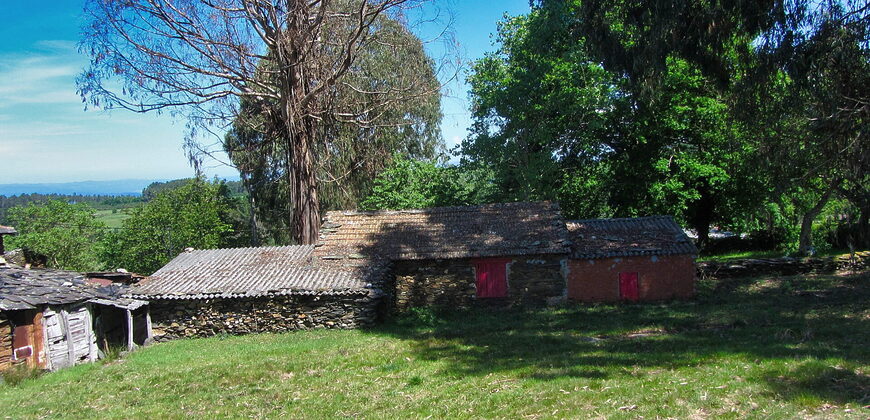 Hermosa casa tradicional de piedra a rehabilitar con anexos y amplia finca