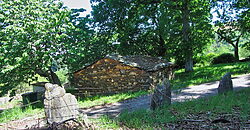 Hermosa casa tradicional de piedra a rehabilitar con anexos y amplia finca