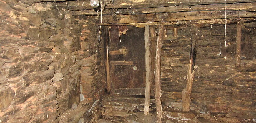 Hermosa casa tradicional de piedra a rehabilitar con anexos y amplia finca