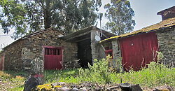 Hermosa casa tradicional de piedra a rehabilitar con anexos y amplia finca