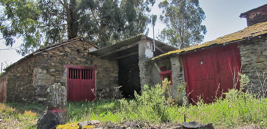 Hermosa casa tradicional de piedra a rehabilitar con anexos y amplia finca