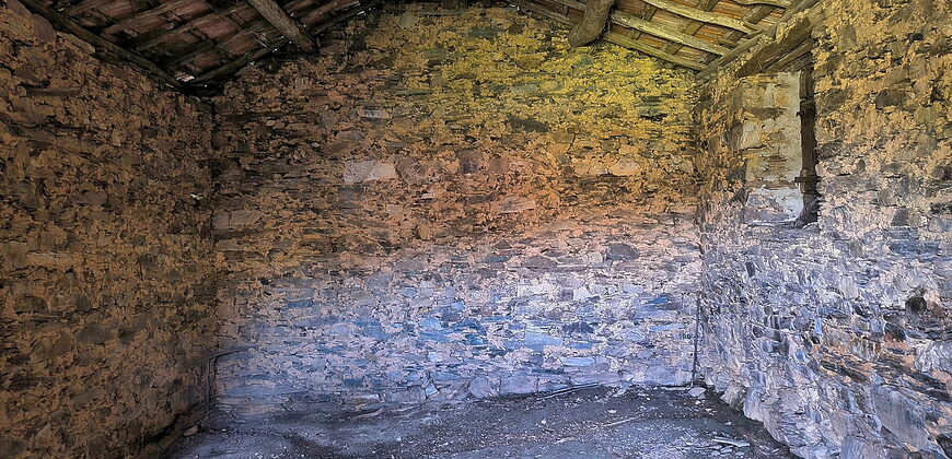 Hermosa casa tradicional de piedra a rehabilitar con anexos y amplia finca