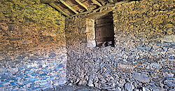 Hermosa casa tradicional de piedra a rehabilitar con anexos y amplia finca
