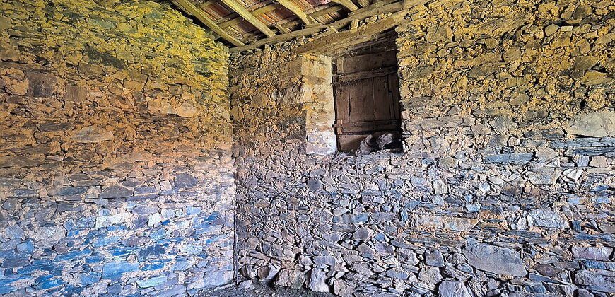 Hermosa casa tradicional de piedra a rehabilitar con anexos y amplia finca