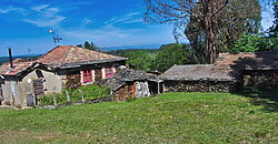 Hermosa casa tradicional de piedra a rehabilitar con anexos y amplia finca