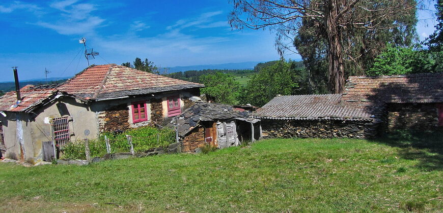Hermosa casa tradicional de piedra a rehabilitar con anexos y amplia finca