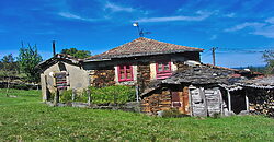 Hermosa casa tradicional de piedra a rehabilitar con anexos y amplia finca