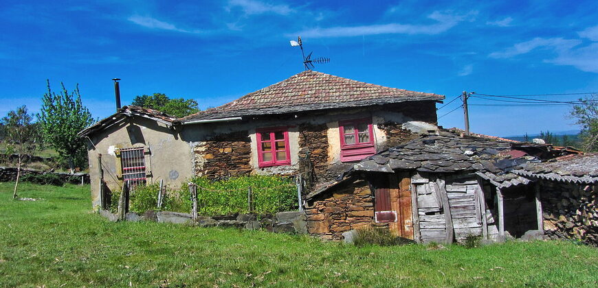 Hermosa casa tradicional de piedra a rehabilitar con anexos y amplia finca