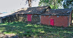 Hermosa casa tradicional de piedra a rehabilitar con anexos y amplia finca