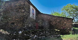 Hermosa casa tradicional de piedra a rehabilitar con anexos y amplia finca
