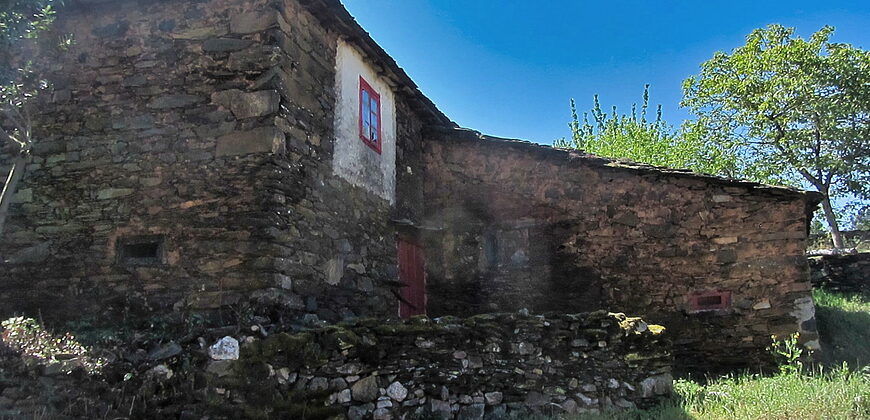 Hermosa casa tradicional de piedra a rehabilitar con anexos y amplia finca