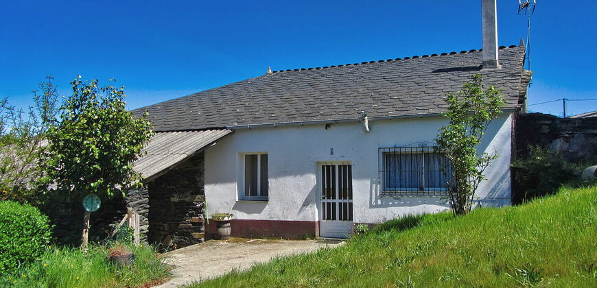 Bonita casa rústica de piedra con anexos y fincas en Palas de Rei