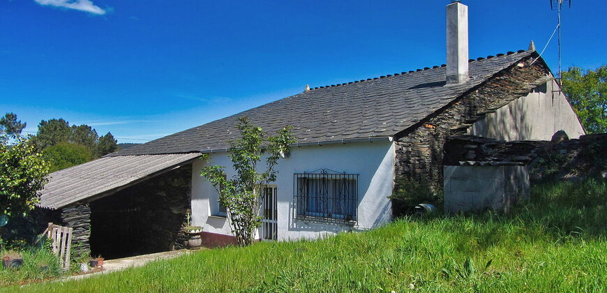 Bonita casa rústica de piedra con anexos y fincas en Palas de Rei