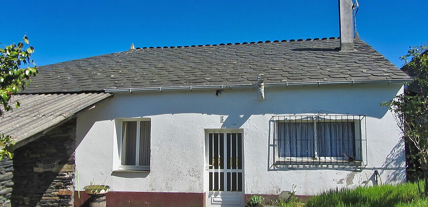 Bonita casa rústica de piedra con anexos y fincas en Palas de Rei