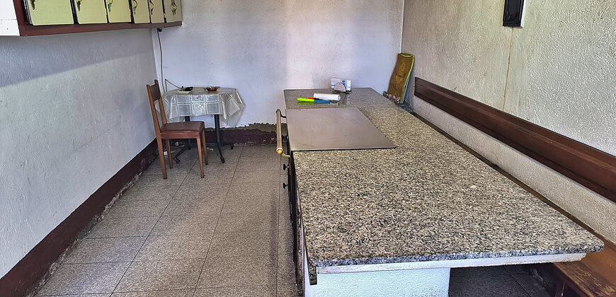 Bonita casa rústica de piedra con anexos y fincas en Palas de Rei